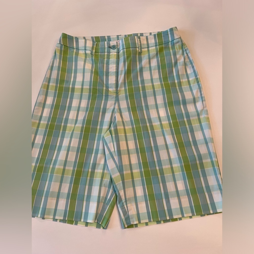 ANNE KLEIN BLUE GREEN AND WHITE BERMUDA SHORTS.  ZIPPER AND BUTTON FRONT CLOSURE